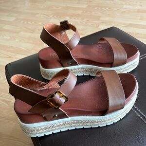 Mia platform sandals size 7